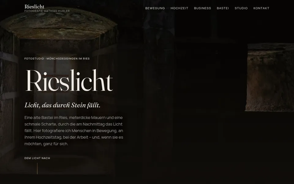 Startseite der Designstudie Rieslicht: dunkler Gewölberaum, durch eine Maueröffnung fällt Licht, daneben der Schriftzug Rieslicht