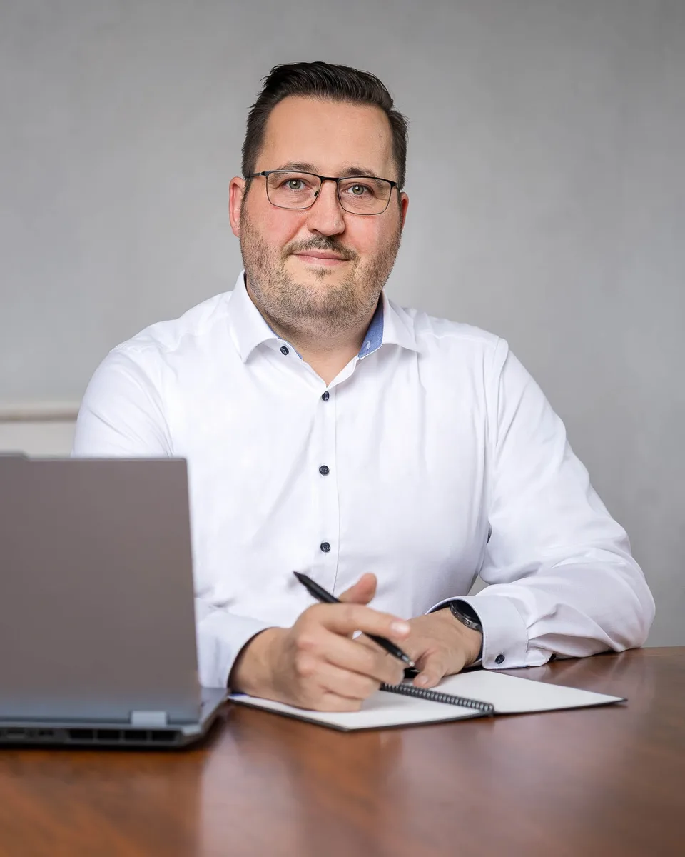 Mathias Hurler, Gründer von webkulisse, an seinem Schreibtisch